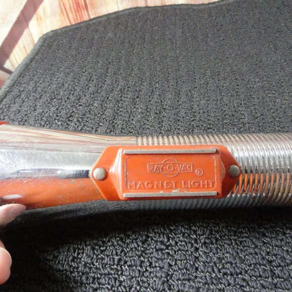 Vtg Ray-O-Vac Red button Magnetic Flashlight~Works~Old school lighting - Picture 4 of 6